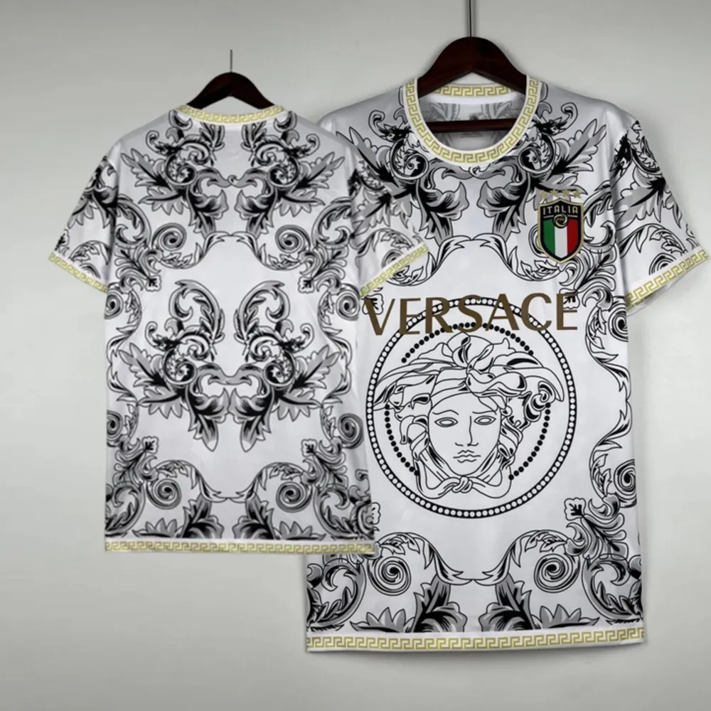 Versace fotbollströja helt ny kommer med ettiket och påse skriv i dm vid intresse pris går ner vid snabb affär . T-shirts.