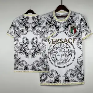 Versace fotbollströja helt ny kommer med ettiket och påse skriv i dm vid intresse pris går ner vid snabb affär 