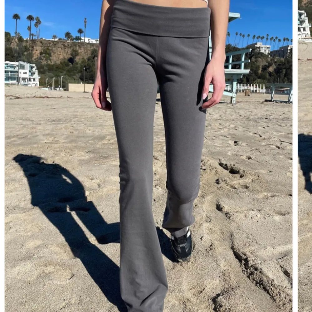 gråa lågmidjade yoga pants/leggings från brandy melville (Priscilla pants)  i super bra skick. Denna färg finns inte längre tillgänglig i eu-sajten. Köptes för 24$ + 7$ frakt. Säljer eftersom jag inte haft någon användning av den (använt ca 2 ggr) 🤍. Jeans & Byxor.