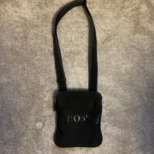 Hugo boss väska  - Skriv om ni har frågor 