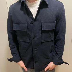 Overshirt  - Marinblå overshirt Väldigt bra skick  Storlek M Säljer för 400 kr, kan diskuteras  Skriv för eventuella funderingar 