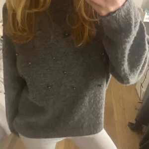 Grå stickad med pärlor - Jätte söt och mysig grå stickad tröja passar bra till vardags och för finare tillfälle!!💝💝 Säljer då den inte är min stil längre🩵🩵🩵