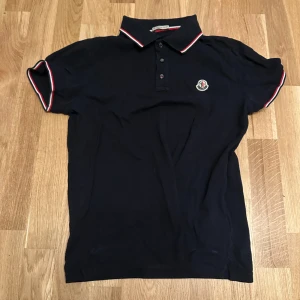 !Moncler pike ! - Säljer moncler pike för den e för lite den e i Stolek S haft den i 2 år typ köpte ifårn nk i Stockholm söker runt 600 inte fast pris 