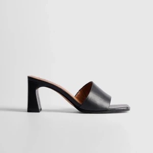 Sandaler med utsvängd blockhäl - Klackarna är från NA-KD och är aldrig använda. Storlek: 40 (klackhöjd: 7cm) Ursprungligt pris: 599kr