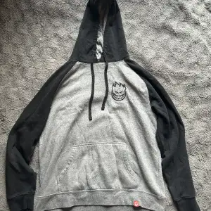 En gammal Spitfire hoodie köpt 2016! Skick: 7/10, har inte använts på flera år. Nypris: 1200kr. Sitter TTS