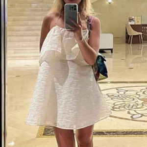 Volangklänning - En tunnare krämvit klänning med en volang och korsade band på ryggen🤍🌹Den är aldrig använd så är i nyskick! (Bild 1&2 är lånade)