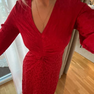 Julklänning - Endast testad!! Super fin julklänning i storlek 38. Jag är emellan s/M och den passar perfekt🤌🏽 nypris 699kr 