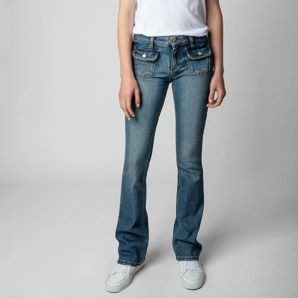 Säljer dessa så snygga jeans från Zadig Voltaire. Tyvärr har de nästan aldrig kommit till användning, så skicket är mycket bra. Köptes för 2500. Frakt ingår!! PRIS KAN DISKUTERAS VID SNABB AFFÄR. Jeans & Byxor.