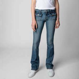 Säljer dessa så snygga jeans från Zadig Voltaire. Tyvärr har de nästan aldrig kommit till användning, så skicket är mycket bra. Köptes för 2500. Frakt ingår!! PRIS KAN DISKUTERAS VID SNABB AFFÄR