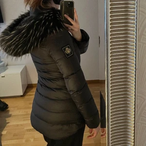 Dunjacka med päls - En varm och skön vinterjacka med fluffig päls längst huvan! Lite längre vilken framhäver figuren och håller inne värmen. Har använts fåtal gånger. Ingen retur. Alla plagg som säljs tvättas eller vädras noga innan leverans! Skriv gärna vid ev. frågor <3