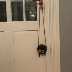  The Marc Jacobs väska - En liten rund svart gullig Marc Jacobs väska 