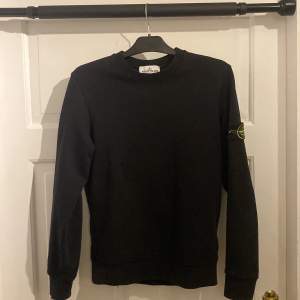 Nästan helt oanvänd stone island sweatshirt  Skick 9/10 det är en 1:1 men man kan inte se någon skillnad överhuvudtaget Om man vill så kan man få med en helt ny Badge också