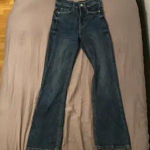 Midwaist flare jeans från Kappahl i storlek 34, knappt använda. Passar någon mellan 160-165cm 