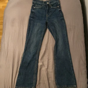 Mörkblå jeans - Midwaist flare jeans från Kappahl i storlek 34, knappt använda. Passar någon mellan 160-165cm 