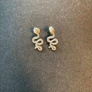 orm örhängen - Snygga örhängen, inte jätte använda. Sterilisera dem innan jag postar🩷 frakt 15kr🤗 kontakta mig om ni har några frågor<3