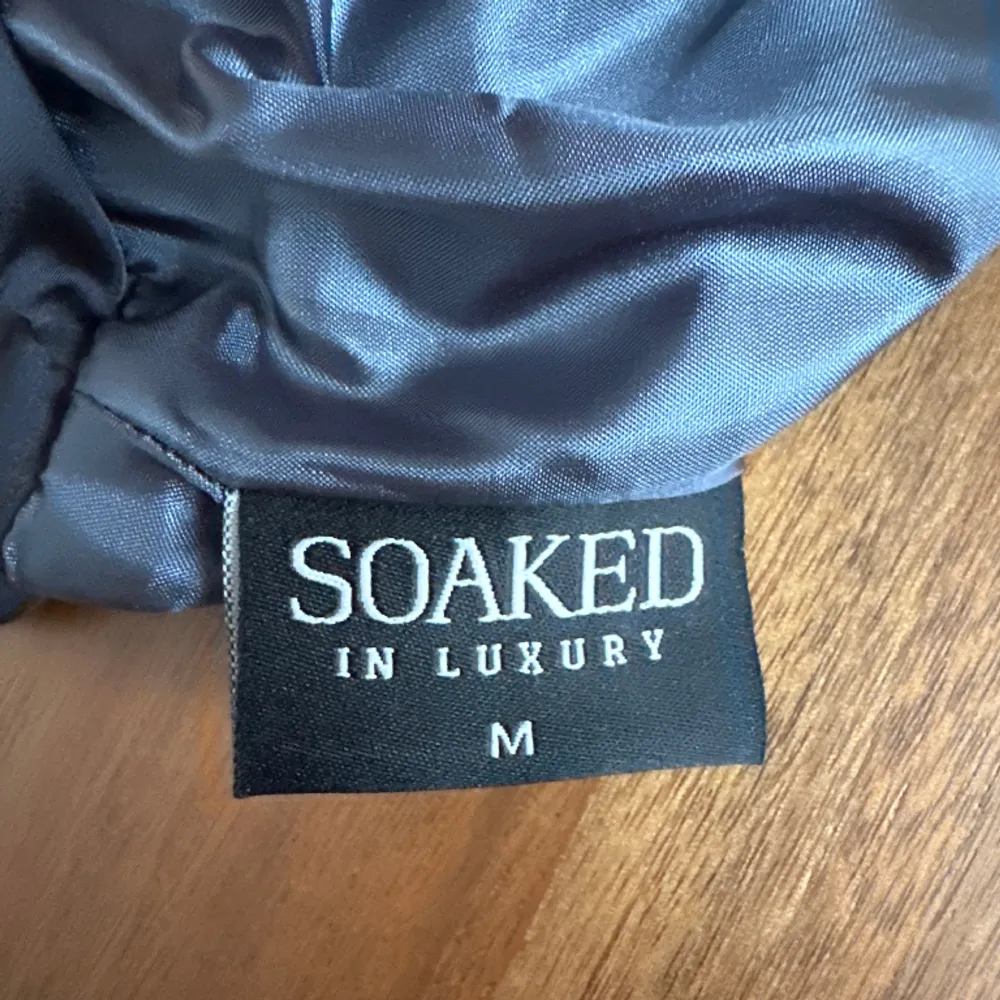 Klänning från Soaked In Luxury.  Storlek: M Material: Polyester Använd, men utan anmärkning.. Klänningar.