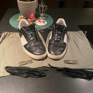 Valentino Flycrew - Tjena! Säljer ett par super schyssta Flycrew skor| Nästan slutsålda överallt | Fint skick | 4/22 nitar har lossnat | Två dustbags medföljs därav priset | Pris 1999kr| Pris kan diskuteras vid snabbaffär | Hör av dig vid fler fler frågor! 🙌Byten kan f