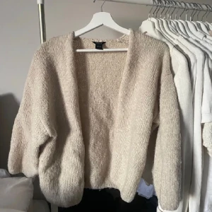 Kofta Lindex  - Ursnygg kofta från Lindex 💋 jättemysig i vinter