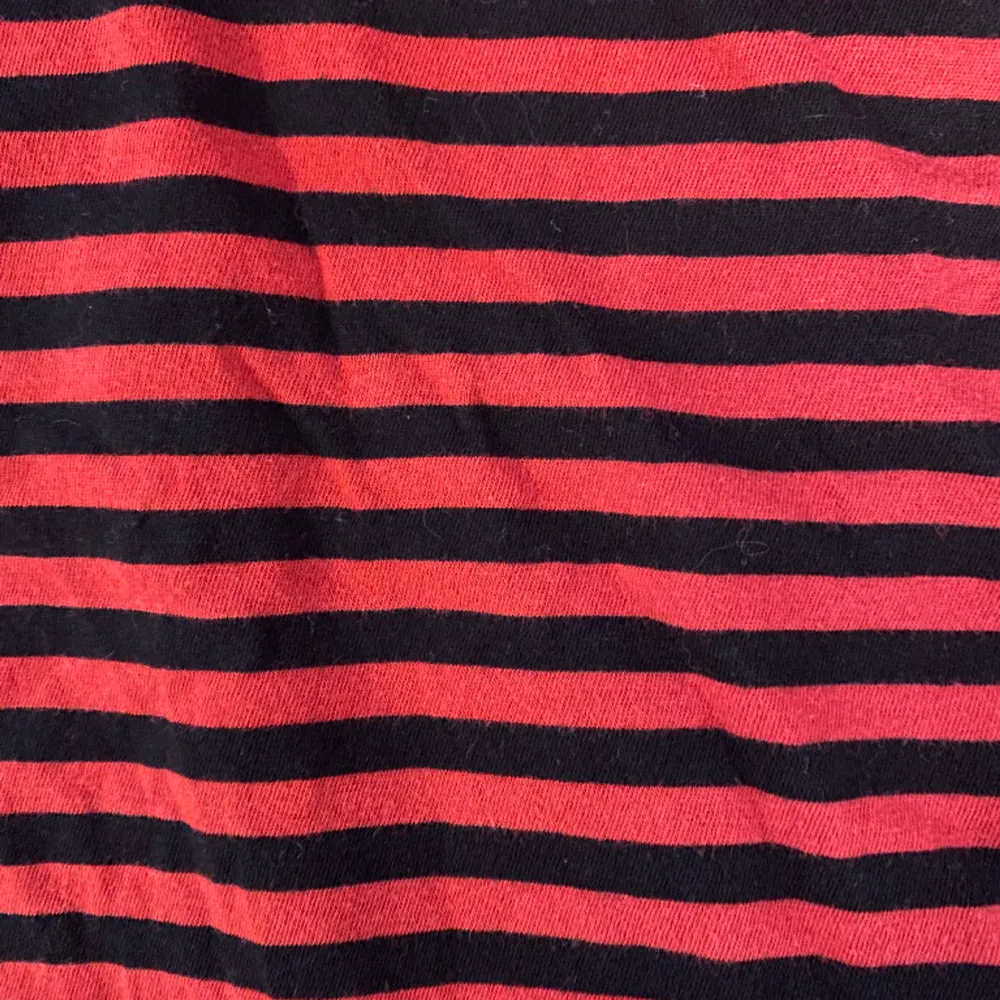 Cool röd och svart randig tröja❤️🖤storlek S. T-shirts.