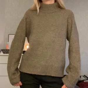 Stickad vila-tröja🤍 - Superfin stickad tröja från vila i en jättefin brun färg🤍🫶🏼knappt använd så i fint skick!!:)