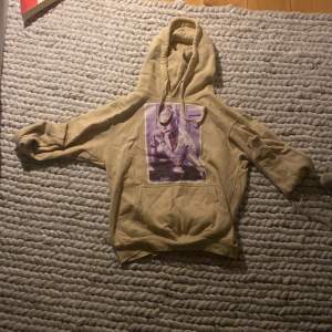 Snygg hoodie och använt några gånger och som är i storlek S Ny pris 999 kr men jag säljer för 129