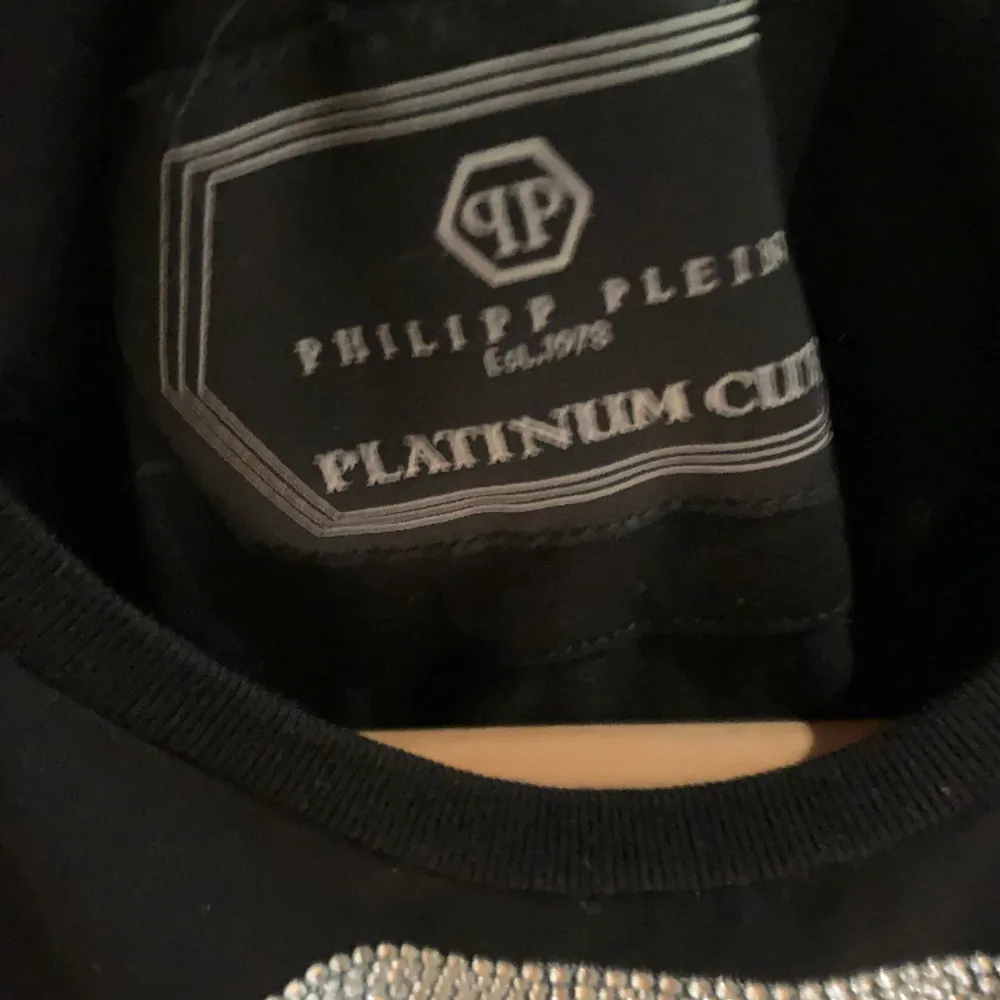 Säljer min philipp plein t shirt då jag är sugen på något nytt! Den är i mycket bra skick, inga märken eller liknade, kvitto finns! Skriv för bilder/bud. T-shirts.