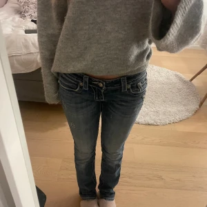 miss me jeans - säljer mina as snygga mörkblå jeans från miss me, köpte för länge sedan så finns inte kvar. Köpt för 1200kr och är i väldigt bra skick då jag knappt använt de💕hör av er för fler bilder eller frågor