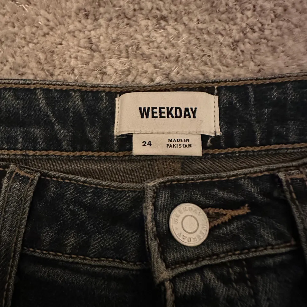Säljer nu mina skit snygga Weekday jeans som tyvärr inte fått någon alls användning, alltså helt nya Stl 24. Jeans & Byxor.