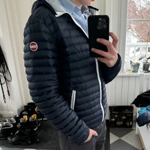 Colmar jacka - Riktigt fet colmar jacka i nyskick💫 Storlek XS. Nypris är typ 2500kr Modellen på bilden är 170    Skriv vid frågor eller funderingar🌟