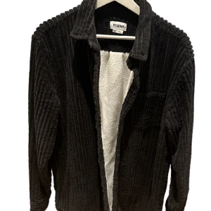 Weekday overshirt - Weekday overshirt i storlek S men passar även M. Helt ny och oanvänd!