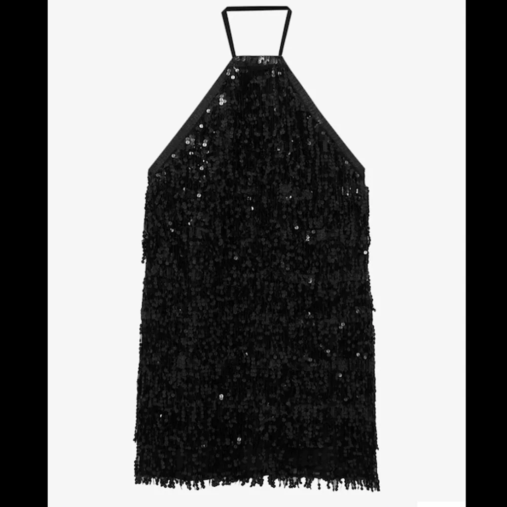 Säljer denna jättefina backless klänningen som jag köpte förra året, perfekt nu inför nyår! Helt nyskick, endast använd två gånger ❤️. Klänningar.
