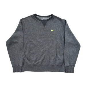 Vintage Nike sweatshirt  - Perfekt vintage skick inga som helst brister! Storlek large på lappen sitter som en boxy medium/large