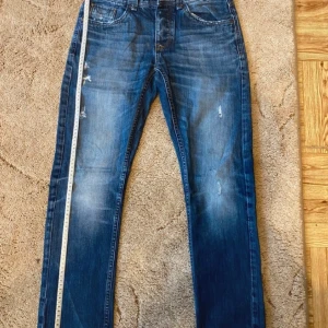 Blåa Straight leg jeans - Blåa Straight leg jeans i storlek 30/32. Jeansen är i mycket bra skick och har inga defekter.