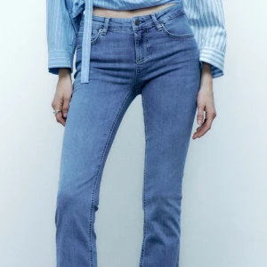 Jeans  - Lågmidjade jeans från zara, knappt andvända (nypris 400kr)