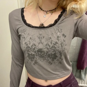 Cider topp - Super fin långärmad tröja från cider, kommer tyvärr inte till användning. Sitter skönt och har väldigt fint tryck + spets! Inga defekter som jag hittat<3 Kanin och katt finns i hemmet