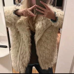 Pälsjacka - Såå fin pälsjacka från h&m, aldrig använd. Storlek L men sitter som en M