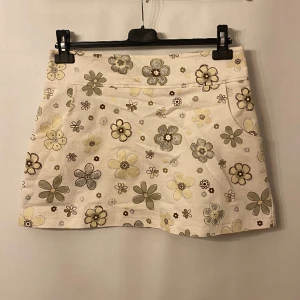 Vit kjol med blommor - Så fin vit kjol med blommor. Märke: Saint Tropez. Storlek: S