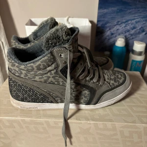 Sneakers - Säljer dessa coola och mysiga sneakers då de ej kommer till användning! Strl 39 🫶🏼