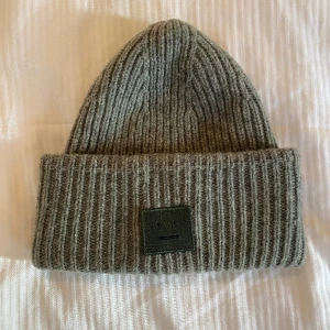 Acne mössa  - Acne mössa i mörkgrön