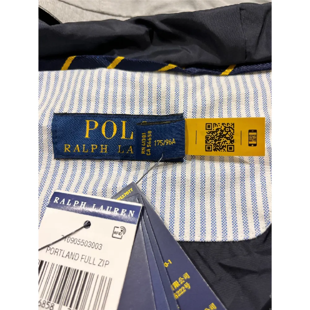 Ny skaljacka från Ralph Lauren, skanna QR-kod för att säkerställa äkthet. Storlek M. Be gärna om fler bilder!😊. Jackor.