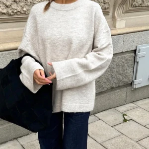 Beige stickad  - Endast provad, storlek XS. Superfin tröja 