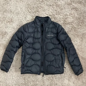 Peak performance jacka! - Säljer min peak performance jacka som jag köpte förra vintern men säljer pga köpt ny. Har inga skråmor eller skador. Den är i storlek 160 & jag är 164 cm. 500 kr är startpris, budgivning är aktuellt.