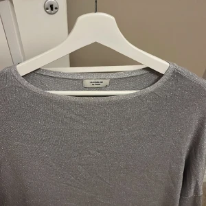 Klänning  - Glittrig klänning från Jacqueline de YONG. Superfin!