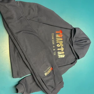 Trapstar tracksuit  - Trapstar tracksuit. Riktigt bekväm och snygg och ser ut som originalet. Går även att köpa dem enskilt vid behov 350kr styck. Tar även emot byten  Skriv till mig för flera bilder 