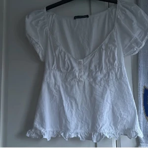 SNYGG Brandy Melville topp - Jag säljer min jätte söta Brandy Melville topp. ⭐️Endast använd 1 gång. Toppen är i storleken onesize(xs-s) och slutsåld på hemsidan. ⭐️Skriv om ni har några frågor🥰💓.( pris kan diskuteras)andra bilden är lånad🤗