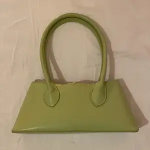 Väska med cool design, pastellgrön färg. Aldrig använd!