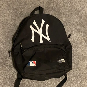 ny new era ryggsäck - svart ny/new era ryggsäck. använd flertal gånger. inga hål eller problem med dragkedjan.