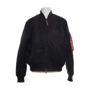 alpha industries jacka - Mörkblå Alpha Industries jacka. Använd ändats en gång.