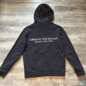 Armani hoodie -  Armani hoodie i storlek M  Nyskick 