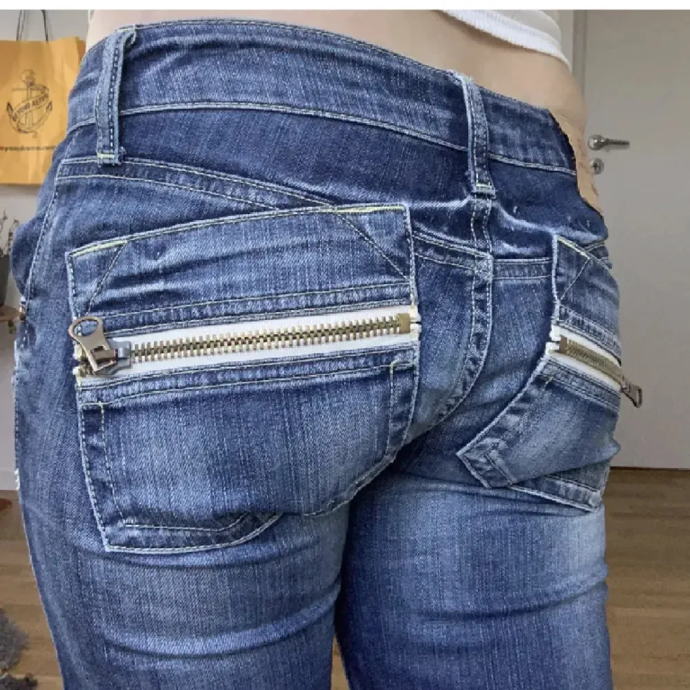 jätte snygga jeans med snygga detaljer på fickorna!! midjemått är 75 och innerbenslängden 78 ish. Jeans & Byxor.